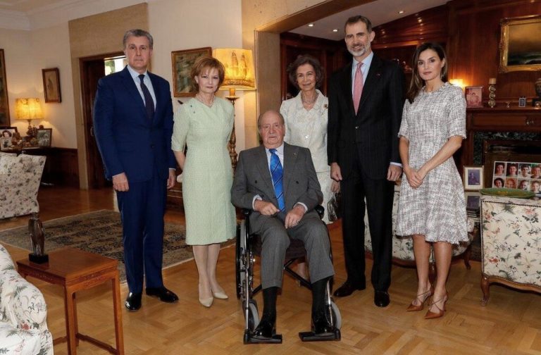 El Rey Juan Carlos Posa En Silla De Ruedas En El Reencuentro De Los