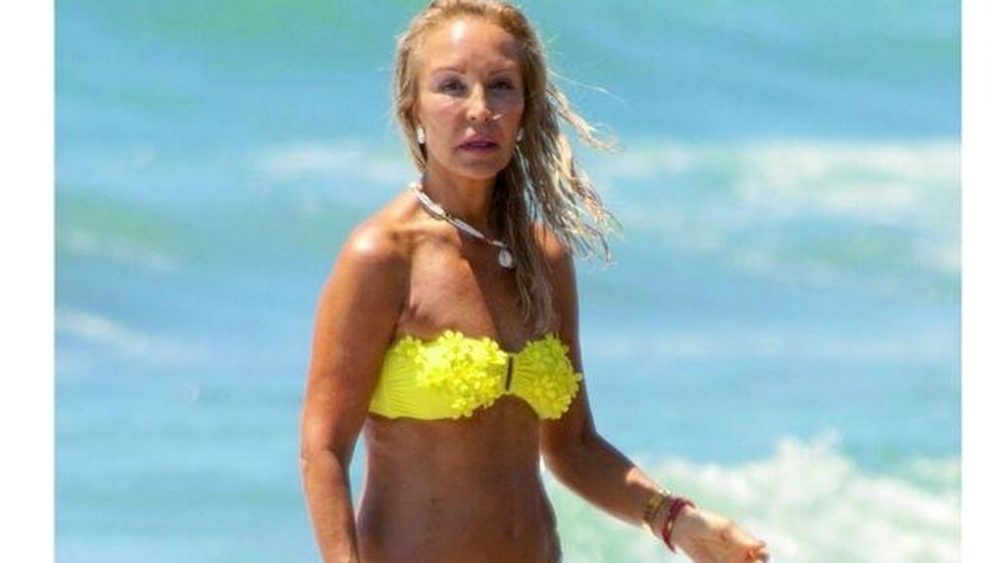 Carmen Lomana Se Relaja En Las Playas De Marbella