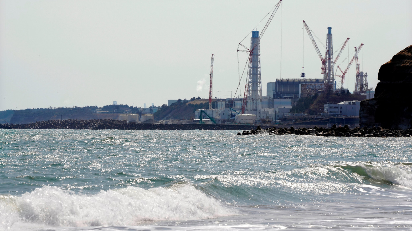 Japón verterá al mar el agua contaminada de Fukushima