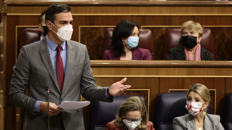 Sánchez acude al Congreso entre críticas de PP Vox y Ciudadanos por el