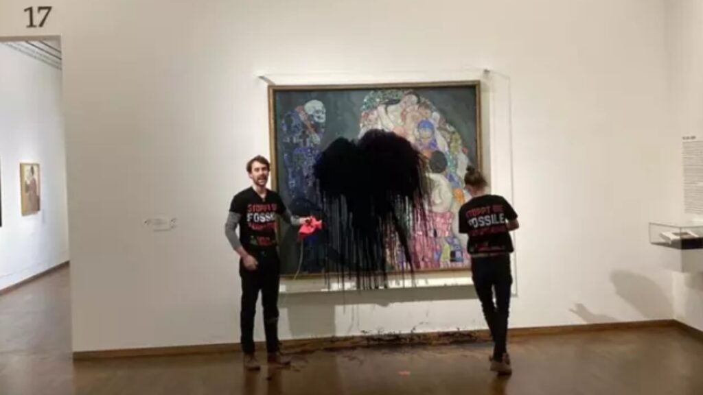 Activistas Arrojan Petr Leo Sobre Un Cuadro De Klimt En Un Museo De Viena