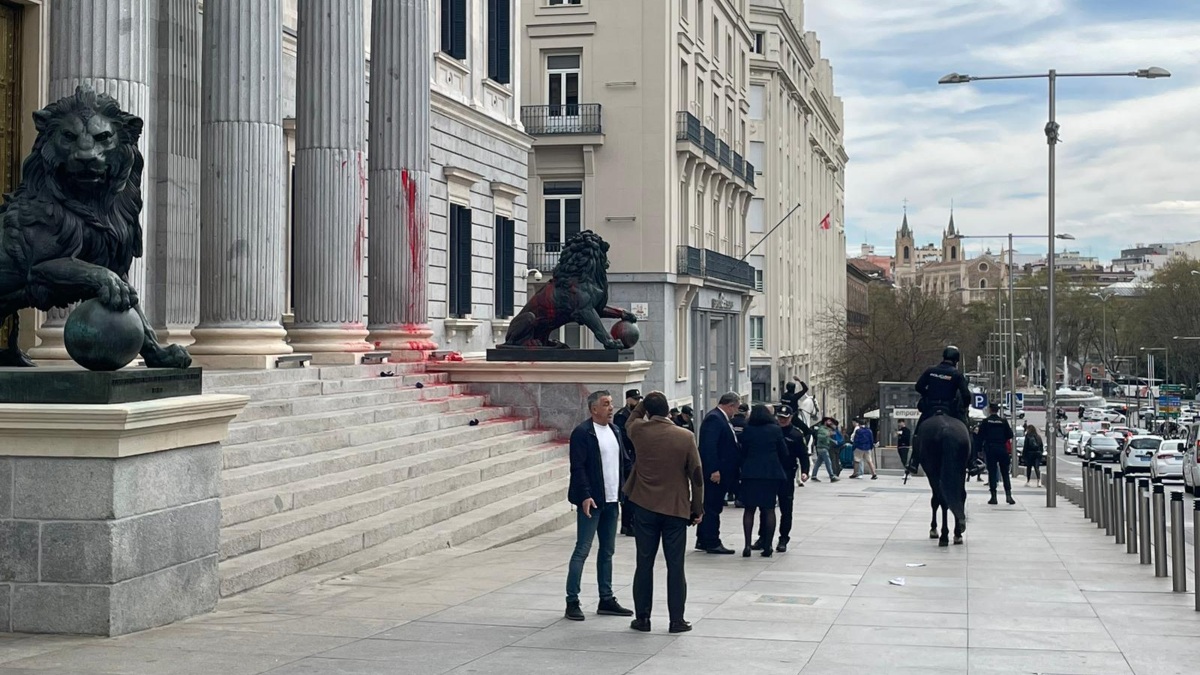 Lanzan Pintura Roja A La Fachada Del Congreso Como Protesta Contra El