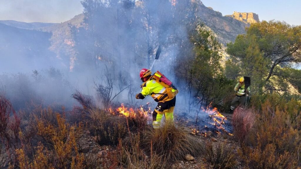 Declarado Un Incendio Forestal En Cofrentes Valencia Que Obliga A