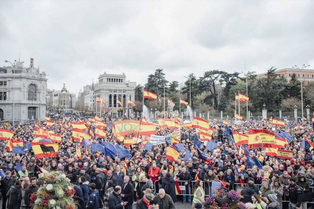 Miles de personas abarrotan Cibeles para pedir la dimisión de Sánchez