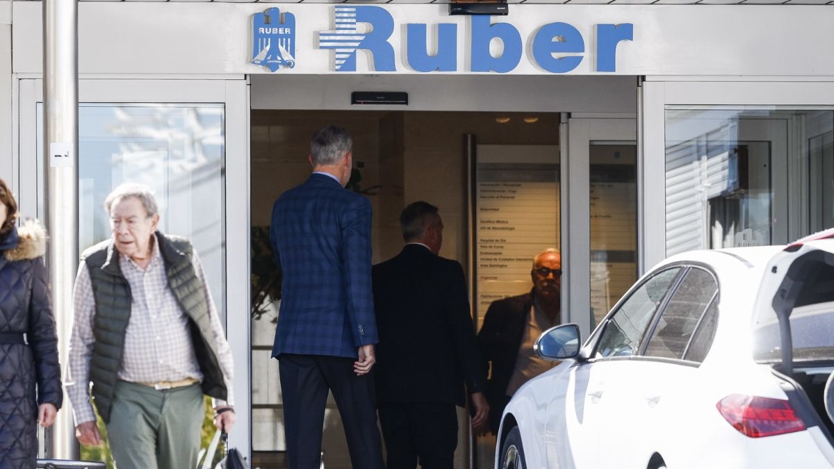 El rey Felipe VI acude al hospital a visitar a la reina Sofía y da la