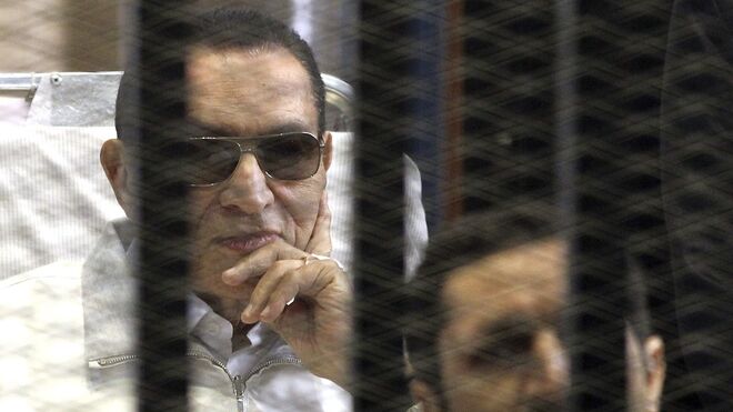 Fotografía de archivo del expresidente egipcio Hosni Mubarak durante su juicio en la Academia de Policía de El Cairo.