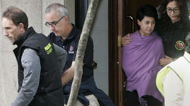 Los padres de la menor Asunta Basterra: Rosario Porto y Alfonso Basterra, escoltados por la Policía.