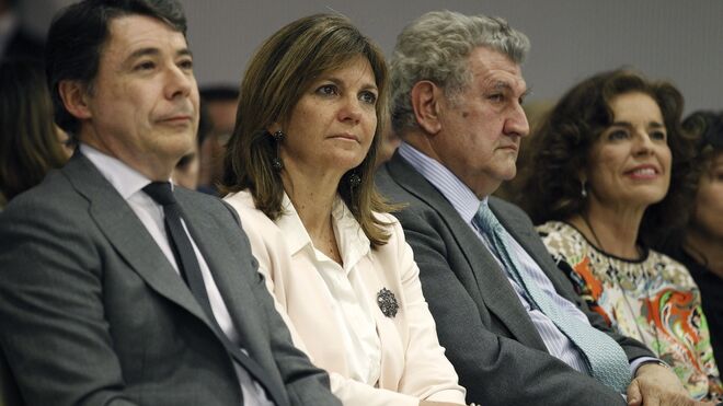 Ignacio González, junto a su esposa, Lourdes Cavero, el presidente del Congreso, Jesús Posada, y la alcaldesa de Madrid, Ana Botella