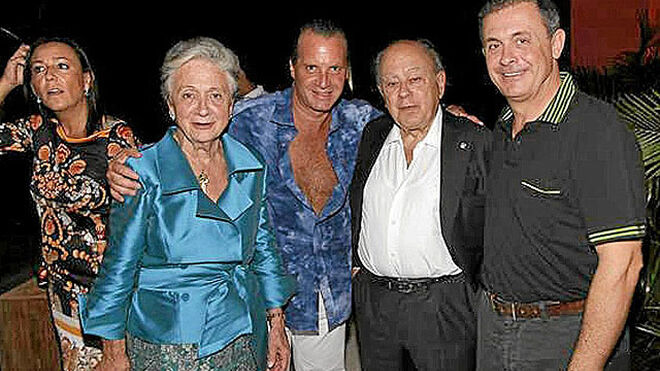 Jordi Pujol Ferrusola (a la derecha de la imagen), junto a sus padres y unos amigos en una fiesta celebrada en México.