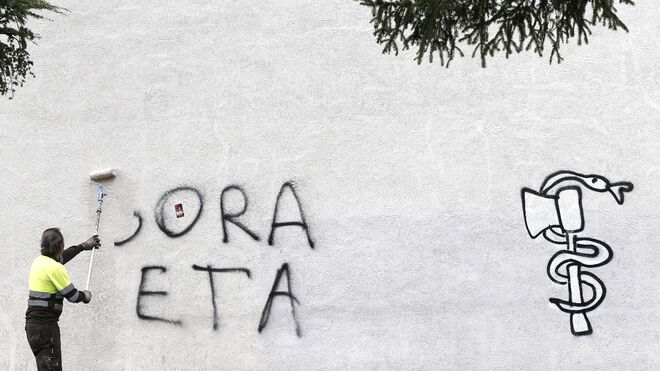 Un empleado del Ayuntamiento de Pamplona borra una pintada callejera de apoyo a ETA.