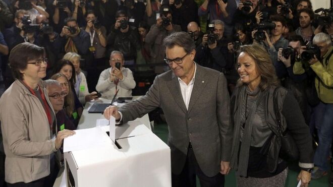 El presidente de la Generalitat, Artur Mas, votando en la escuela Pia de Balmes