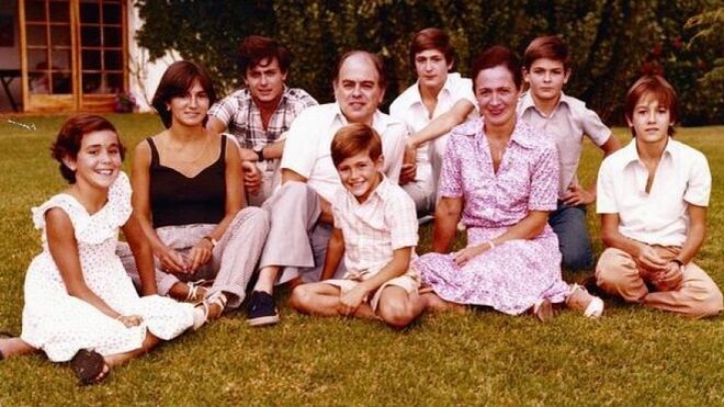 Imagen de familia de los Pujol Ferrusola. Josep es el que aparece detrás, entre su padre y su madre.