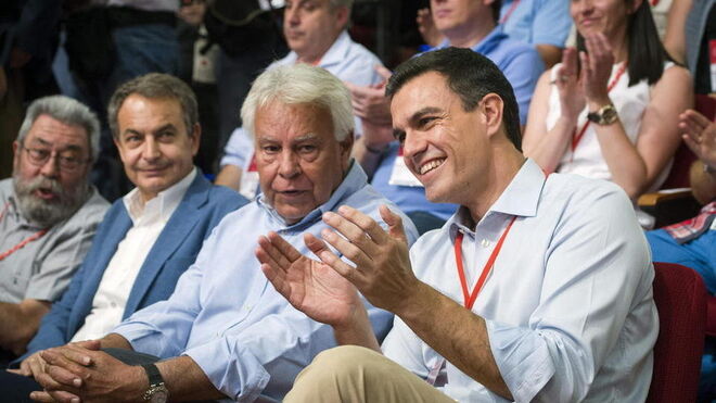 Pedro Sánchez, junto a los expresidentes Felipe González y José Luis Rodríguez Zapatero.
