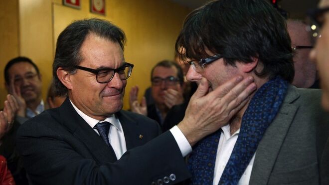 El expresidente de la Generalitat, Artur Mas, junto a su sucesor, Carles Puigdemont.