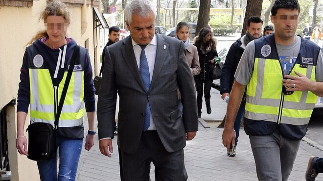 El presidente de Ausbanc, Luis Pineda, a la salida de un registro en la sede de la asociación.