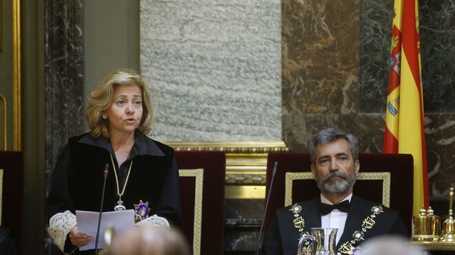 Consuelo Madrigal junto con Carlos Lesmes en la apertura del año judicial.