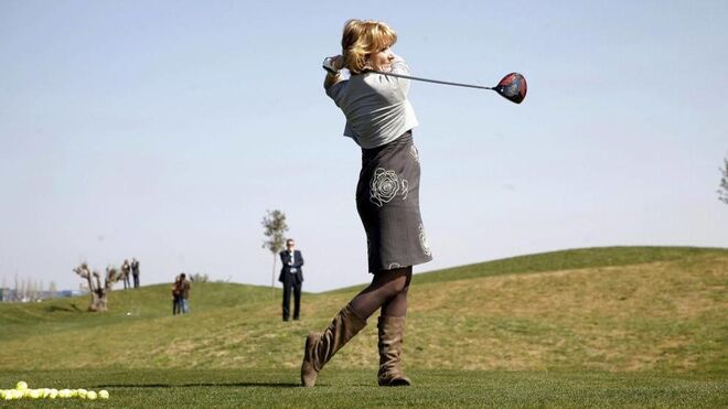 Foto de archivo de Esperanza Aguirre jugando al golf.