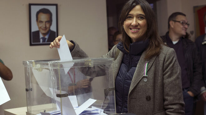 La candidata Nuria Parlón vota  en Santa Coloma de Gramenet, en las elecciones primarias del PSC