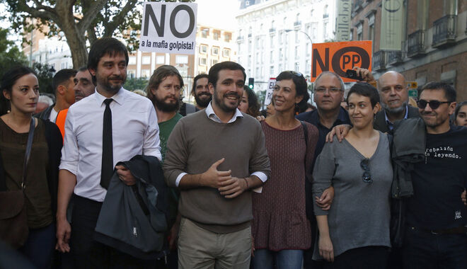 Los diputados de Unidos Podemos Rafa Mayoral (2i) y Alberto Garzón (3i), junto a Juan Carlos Monedero (1d), en la marcha de 'Rodea el Congreso'.