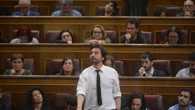 El diputado de Unidos Podemos Rafael Mayoral votando 'no' este jueves en la investidura de Rajoy.