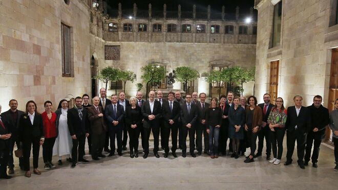 El presidente de Cataluña, Carles Puigdemont, junto a los miembros del nuevo Consejo Consultivo.