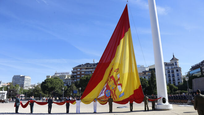 Izado de la bandera española en Colón para celebrar el Día de la Constitución.