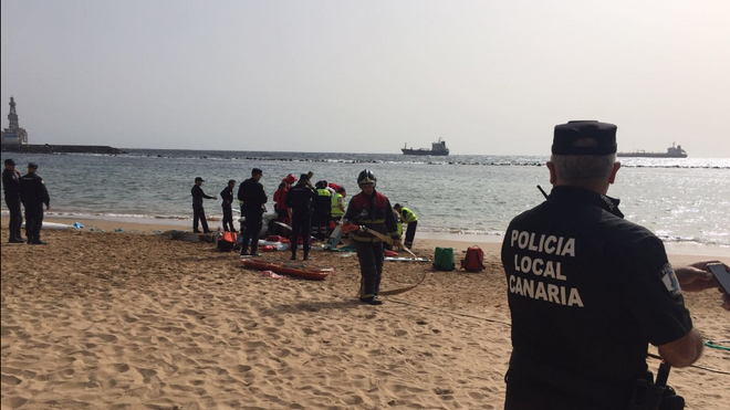 Actividades de rescate en una playa en Tenerife