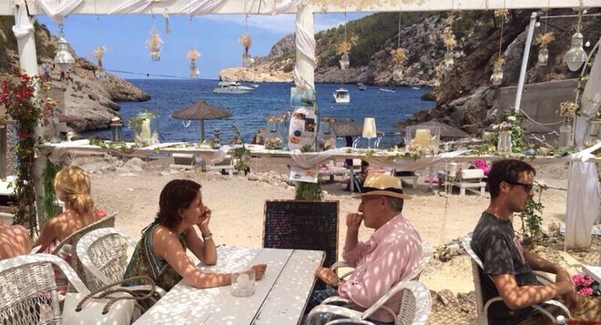 Yolanda Barcina y Manuel Pizarro disfrutando de unos días de descanso en una cala de Ibiza.
