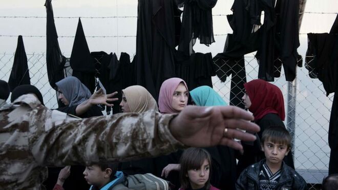 Mujeres irakíes cuelgan sus Nicabs en una valla a las afueras de Mosul