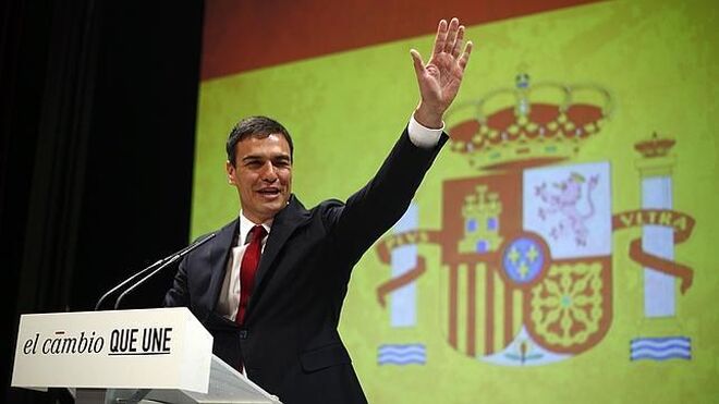 Pedro Sánchez, con la bandera de España.