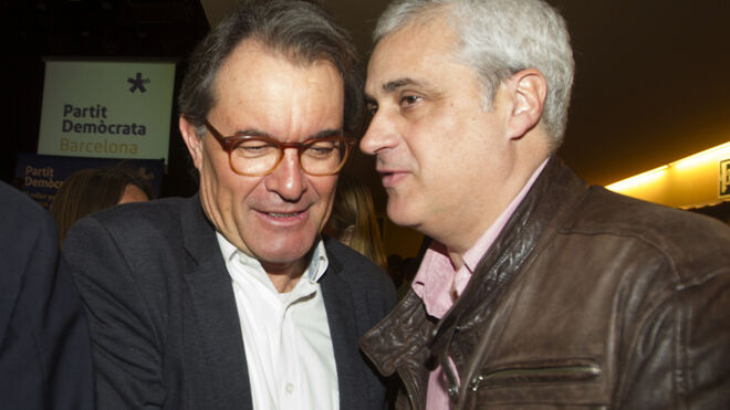 El expresidente de la Generalitat, Artur Mas (i), saluda al exconseller de Justicia, Germà Gordó (d)