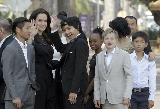 Angelina Jolie con sus seis hijos en Camboya.