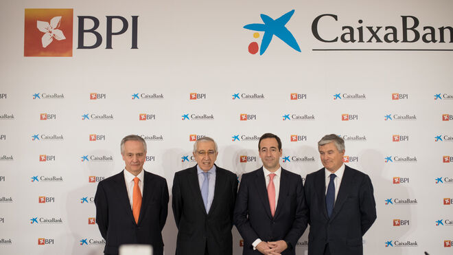 Los ejecutivos de CaixaBank y BPI (de izda a dcha), Fernando Ulrich, Artur Santos, Gonzalo Gortázar y Pablo Forero.