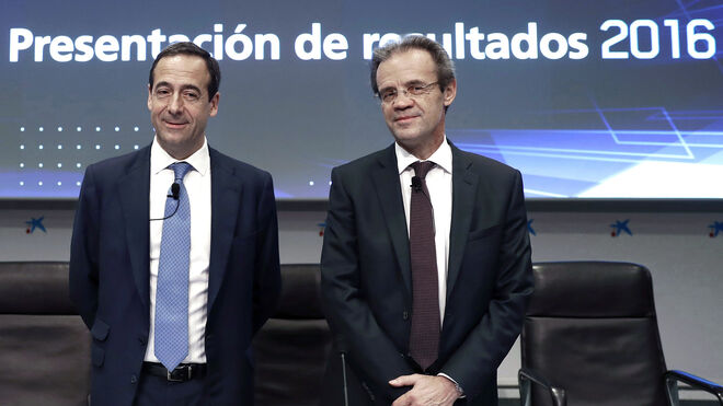 presidente de CaixaBank, Jordi Gual (d), y el consejero delegado de la entidad, Gonzalo Cortázar.