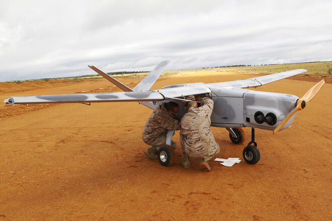 Dos militares preparan un RPAS antes de iniciar un vuelo de reconocimiento.