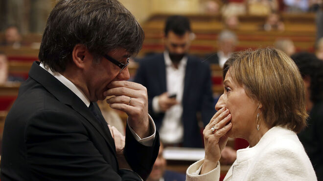 El presidente de la Generalitat, Carles Puigdemont, conversa con la presidenta del Parlament, Carme Forcadell