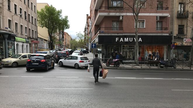 Iván cruza rápidamente la calle Alcalá en Madrid