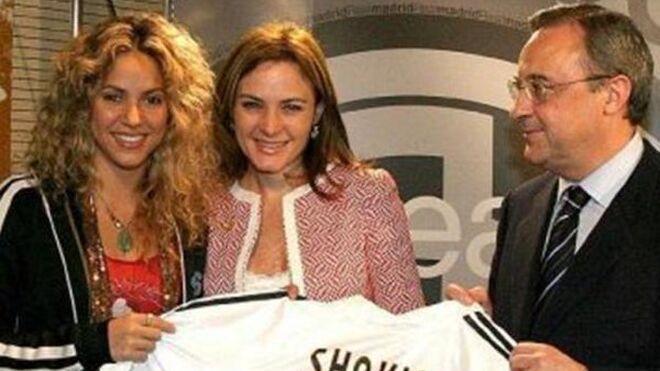 Skakira recibe la camiseta del Real Madrid de manos de Florentino.