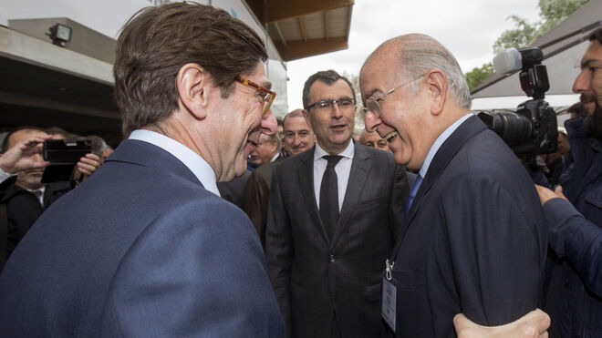 El presidente de Bankia Ignacio Goirigolzarri (i) saluda al presidente del Banco Mare Nostrum (BMN), Carlos Egea (d)