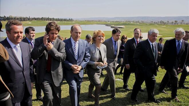 Esperanza Aguirre, entre Joaquín Malpoceres e Ignacio González, ambos investigados en la Operación Lezo, en el año 2011 en la inauguración de campo de golf de El Encín.