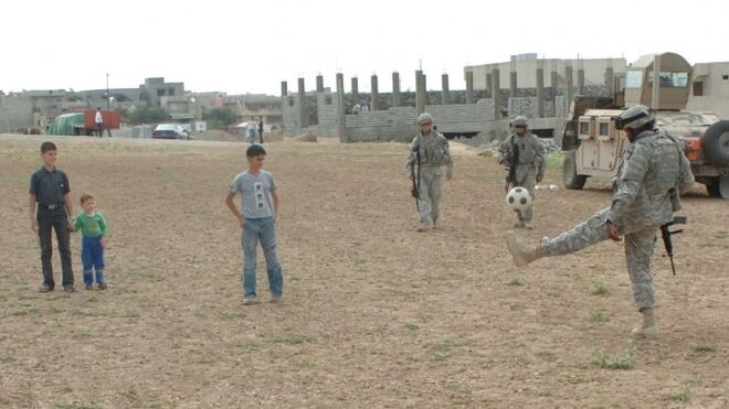 Militares jugando al fútbol con niños en Mosul