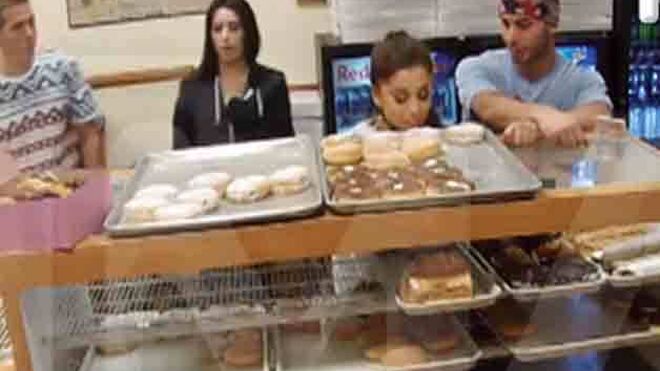 Ariana Grande, lamiendo donuts.