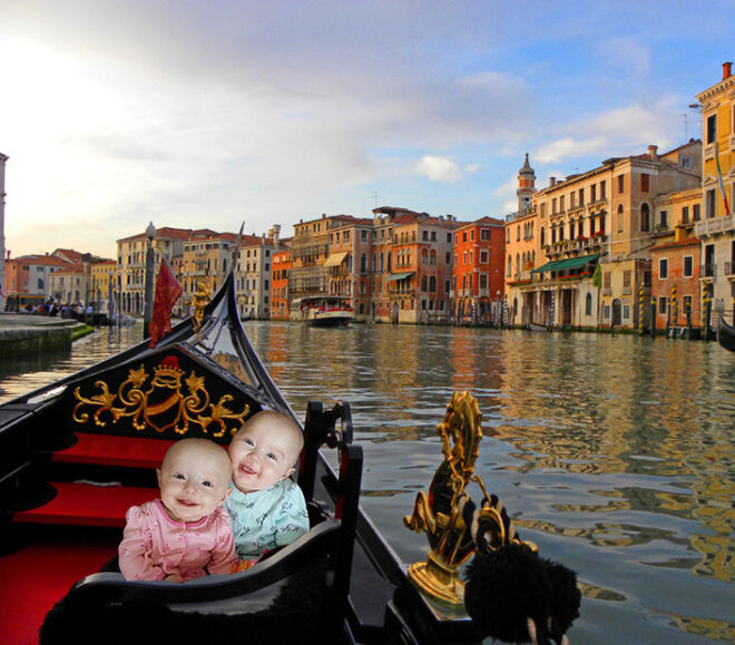 Autumn y Freya en una góndola veneciana