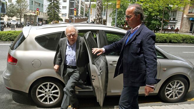 El expresidente de la Generalitat Jordi Pujol, este martes a su llegada a su domicilio en Barcelona.