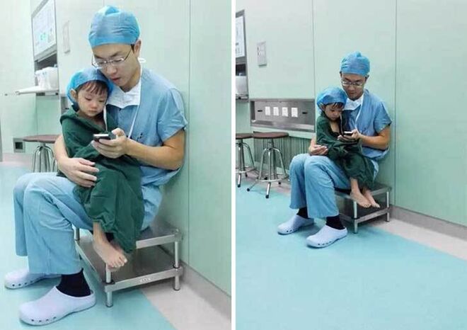 Cirujano consolando niña