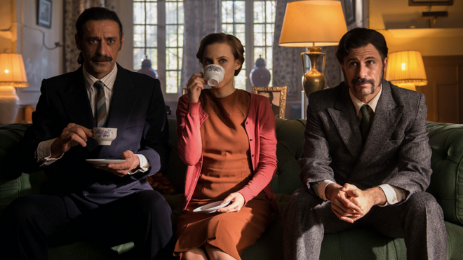 Nacho Fresneda (Alonso), Aura Garrido (Amelia) y Hugo Silva (Pacino) en una escena de la tercera temporada.