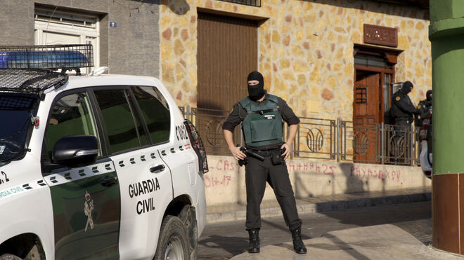 Un agente de la Guardia Civil durante los registros del pasado viernes en Melilla.