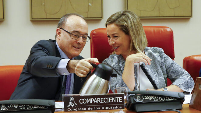 El gobernador del Banco de España, Luis María Linde, con Ana Oramas en el Congreso.