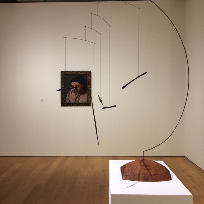 Atrás, 'Cabeza y mano de mujer', de Picasso y una obra de Calder, en primer plano.