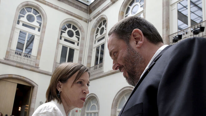 El vicepresidente de la Generalitat, Oriol Junqueras, conversa con la presidenta del Parlament, Carme Forcadell